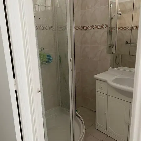 Au Quartier De *